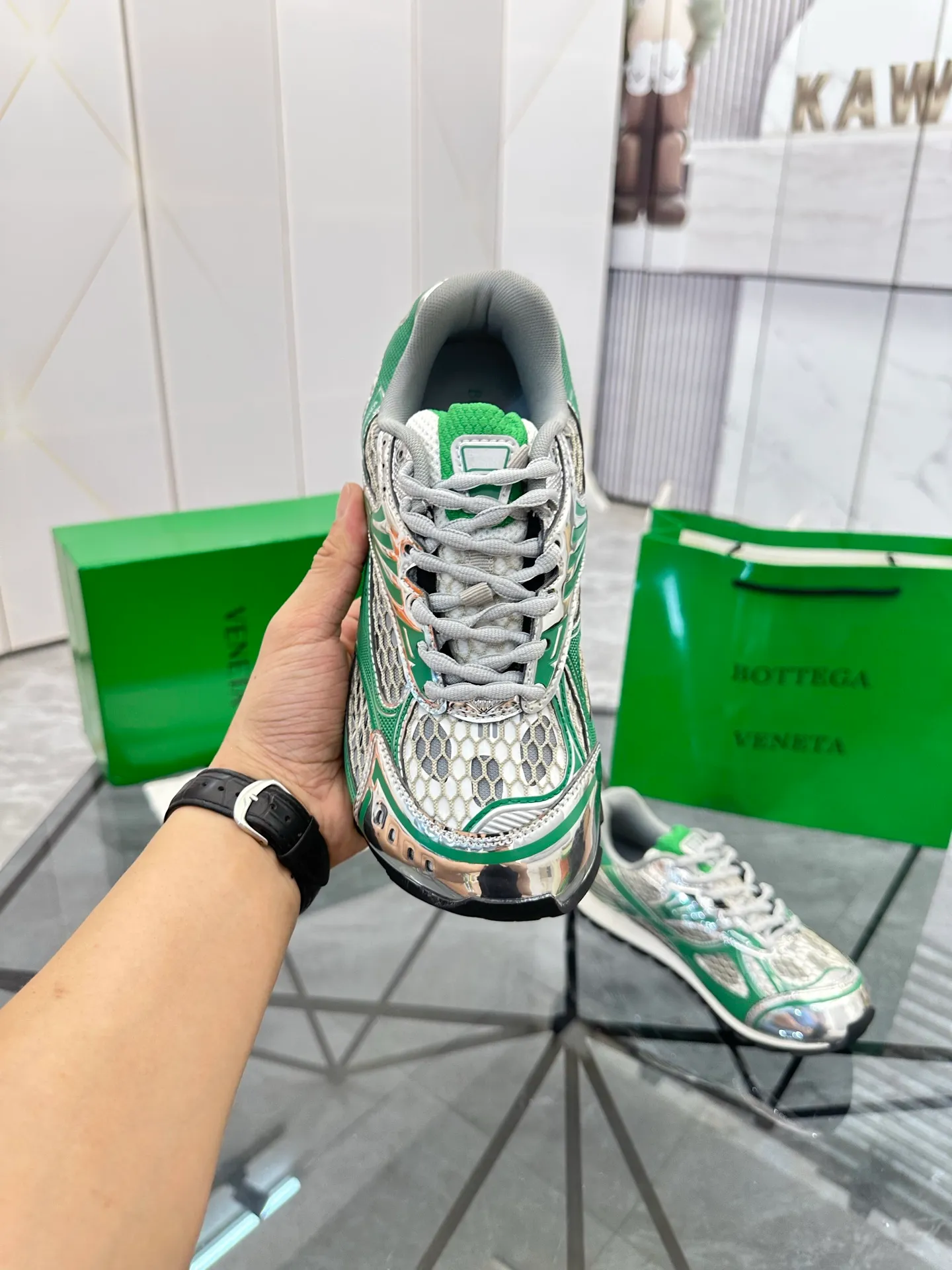 Factory men's shoes 💰: 620💰 (top version) BV Orbit sneakers Wang Yibo's same style couple's dad shoes Runner sneakers, made of lightweight technical mesh fabric. Matched with geometric pattern designed rubber outsole Wang Zha series high version Look for the package craftsmanship The actual height is much higher, but the legs are still slim. Very nice and playable and durable Matching to the standard 💯 Package shoe technology Look for the high version The outsole is made of color-blocked TPU outsole Women's model 35 36 37 38 39 40 41 (40 41 customized) Men's model 38 39 40 41 42 43 44 45. (Customized size 38 45.46) No. H345